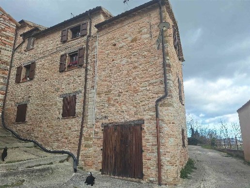 intera palazzina in vendita a San Severino Marche in zona Chigiano