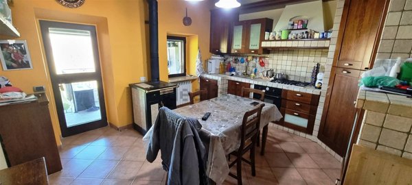 casa indipendente in vendita a San Severino Marche