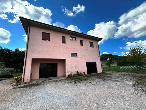 casa indipendente in vendita a San Severino Marche in zona Parolito