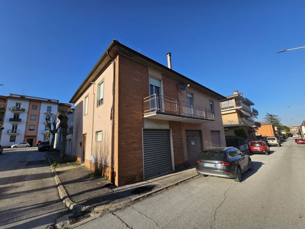 casa indipendente in vendita a San Severino Marche