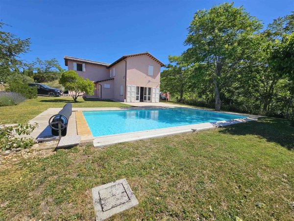 casa indipendente in vendita a San Severino Marche