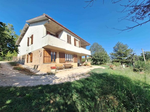 casa indipendente in vendita a San Severino Marche in zona Colleluce