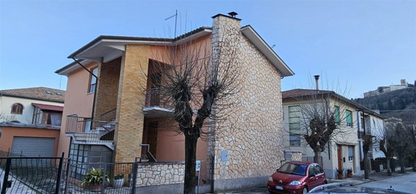casa indipendente in vendita a San Severino Marche