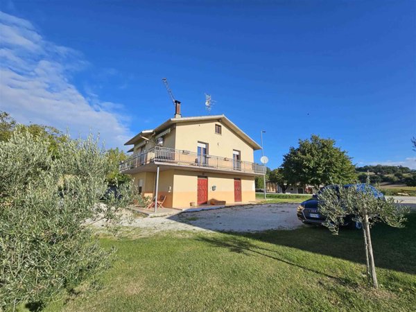 casa indipendente in vendita a San Severino Marche in zona Serralta