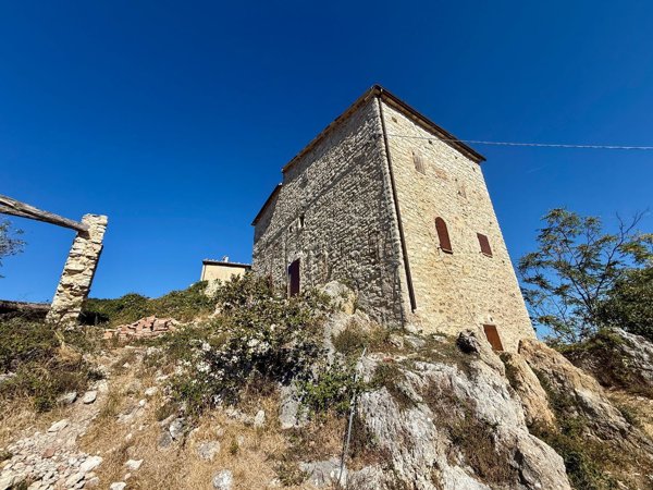 casa indipendente in vendita a San Severino Marche in zona Elcito
