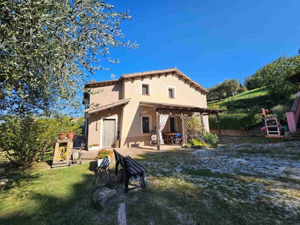 casa indipendente in vendita a San Severino Marche in zona Parolito