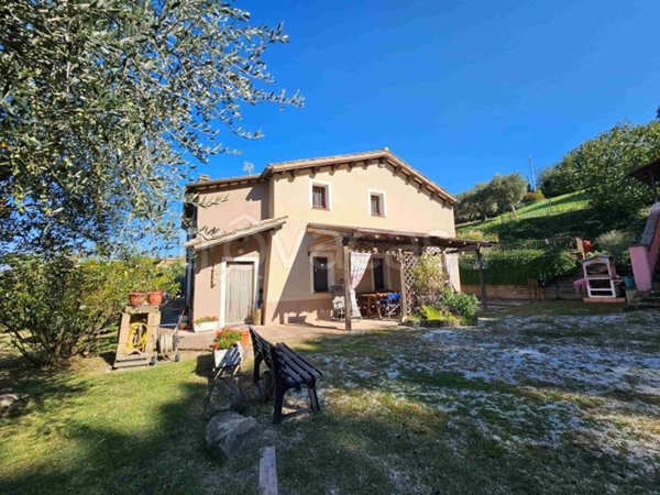 casa indipendente in vendita a San Severino Marche in zona Parolito