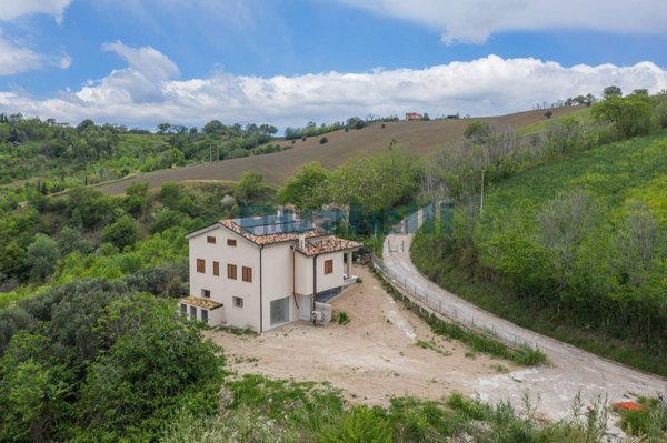 casa indipendente in vendita a Sant'Angelo in Pontano