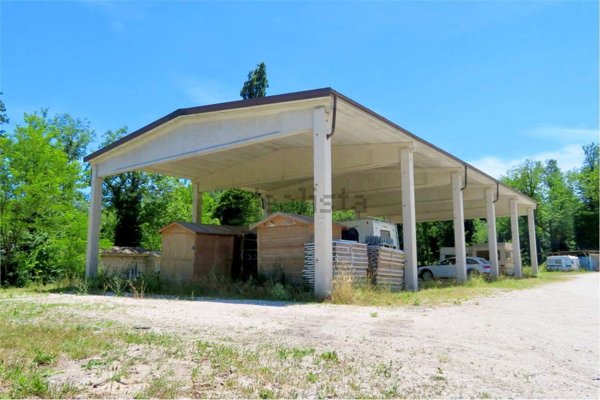 capannone in vendita a Sarnano