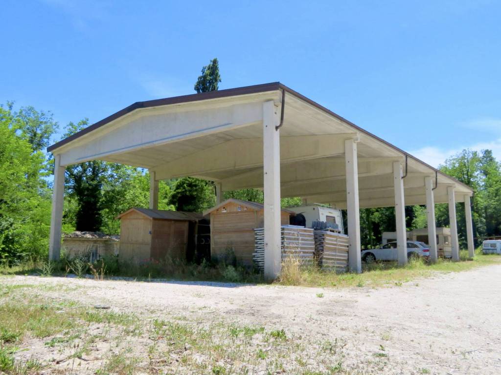 locale commerciale in vendita a Sarnano