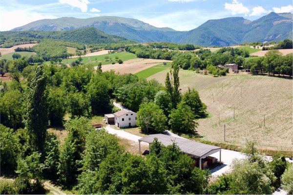 casa indipendente in vendita a Sarnano