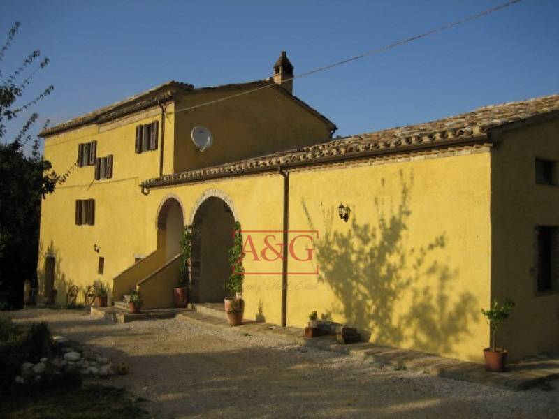 casa indipendente in vendita a Sarnano