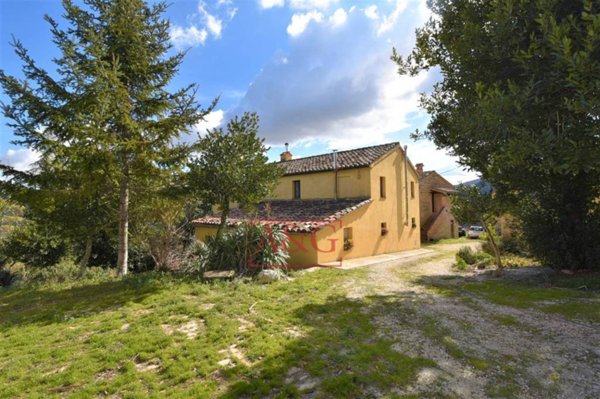 casa indipendente in vendita a Sarnano