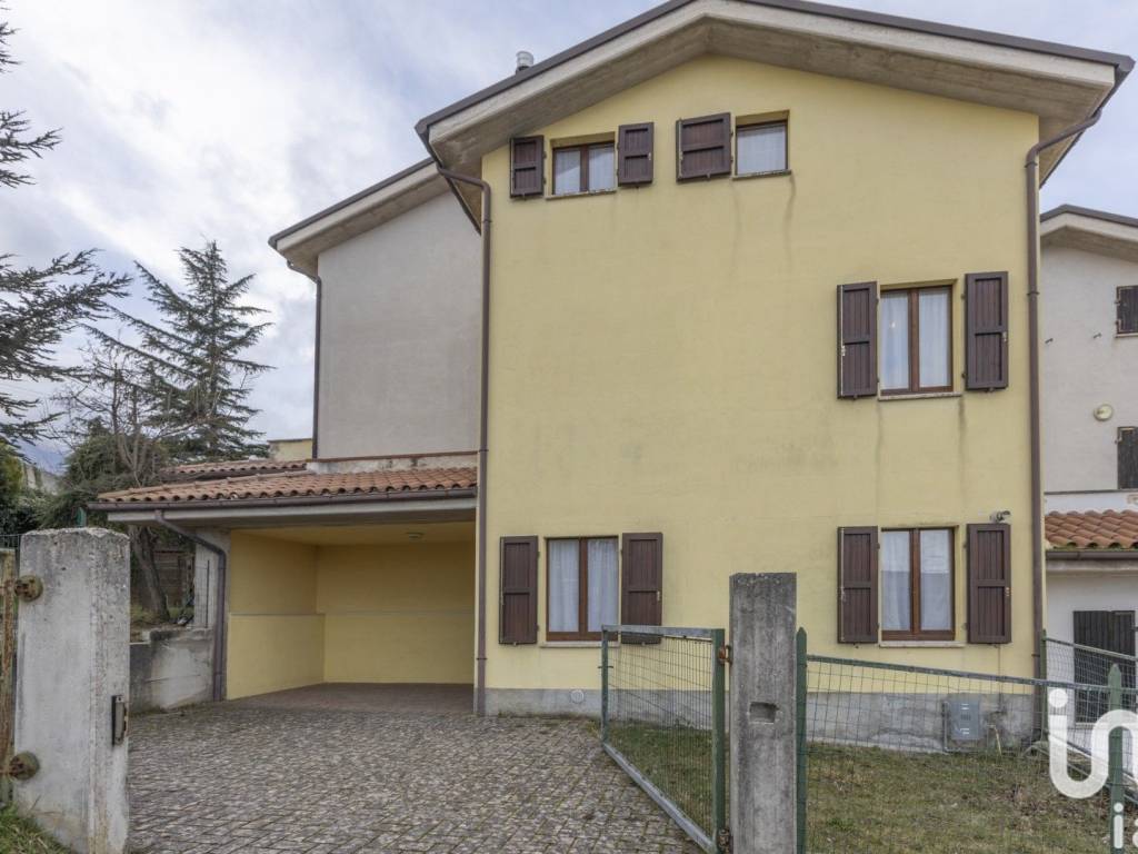 casa indipendente in vendita a Sarnano