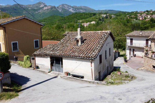 casa indipendente in vendita a Sarnano