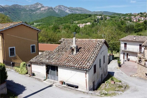 casa indipendente in vendita a Sarnano