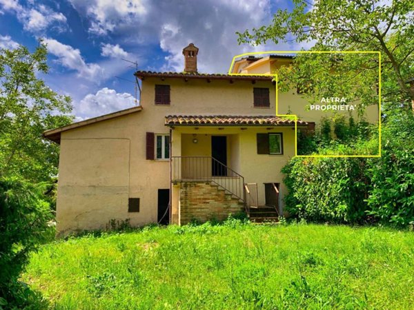 casa indipendente in vendita a Sarnano