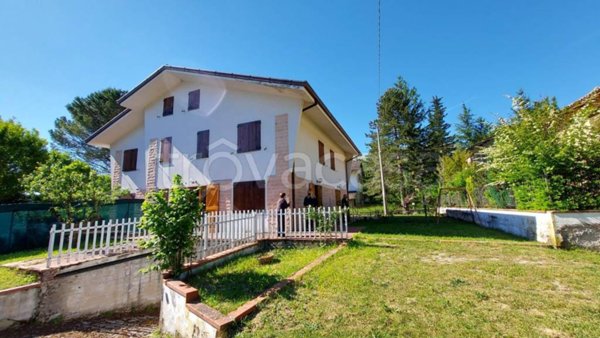 casa indipendente in vendita a Sarnano