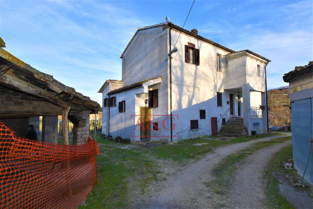 casa indipendente in vendita a Sarnano
