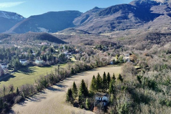 casa indipendente in vendita a Sarnano