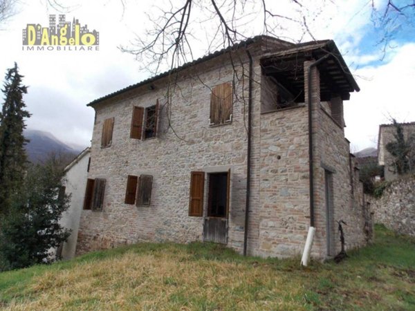 casa semindipendente in vendita a Sarnano