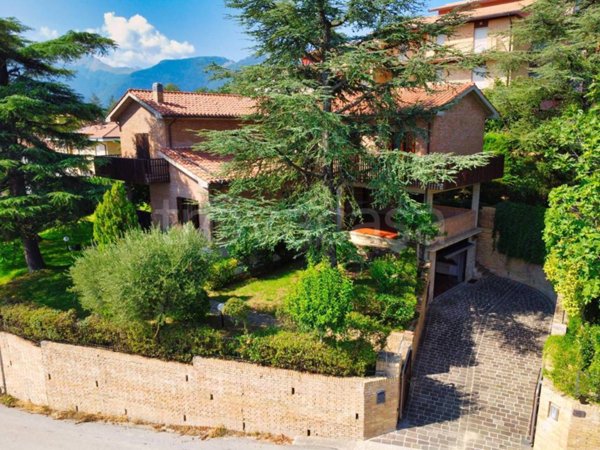 casa indipendente in vendita a Sarnano