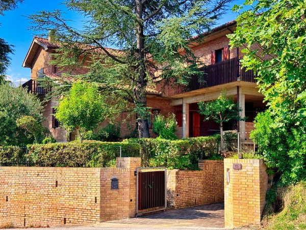 casa indipendente in vendita a Sarnano