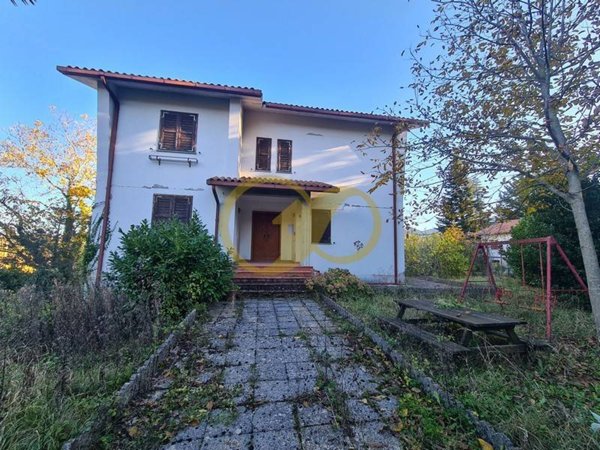 casa indipendente in vendita a Sarnano