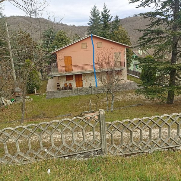 casa indipendente in vendita a Sarnano
