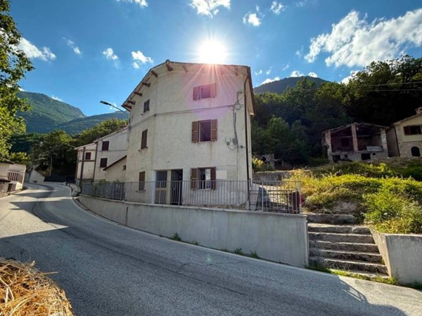 casa indipendente in vendita a Sarnano