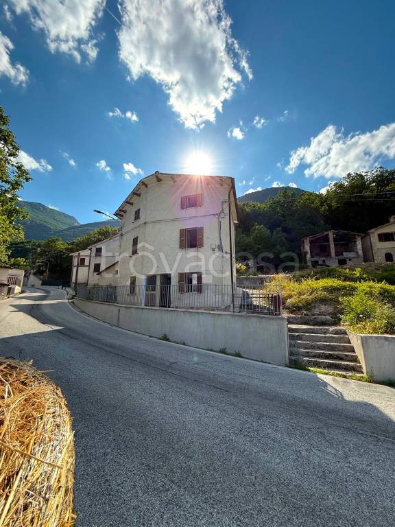 casa indipendente in vendita a Sarnano