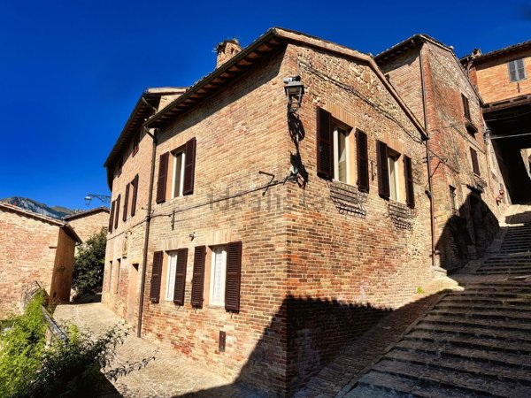 casa indipendente in vendita a Sarnano