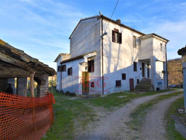 casa indipendente in vendita a Sarnano