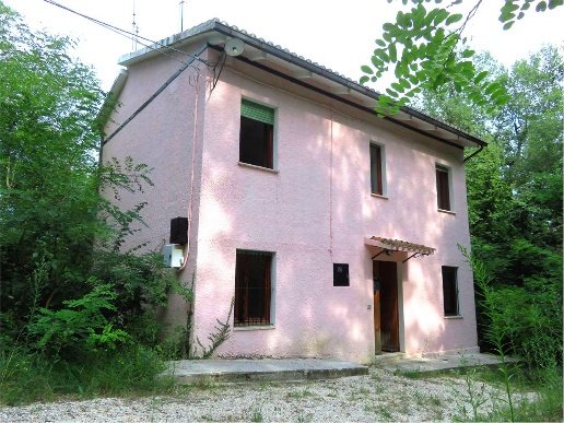casa indipendente in vendita a Sarnano