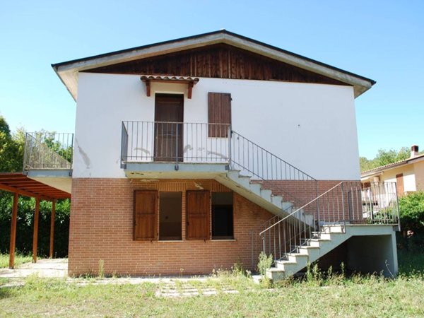 casa indipendente in vendita a Sarnano