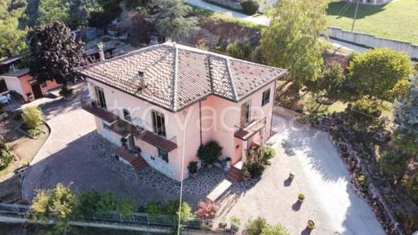 casa indipendente in vendita a Sarnano