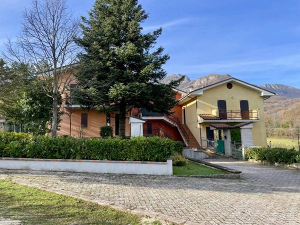 casa indipendente in vendita a Sarnano