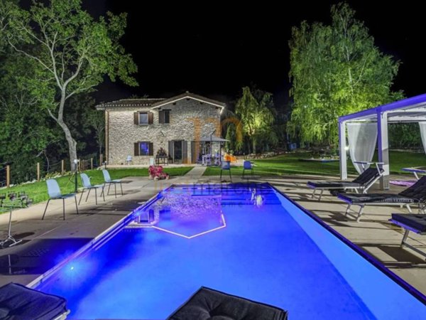 casa indipendente in vendita a Sarnano