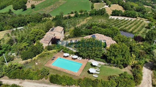 casa indipendente in vendita a Sarnano