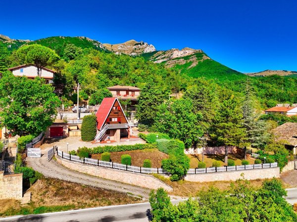casa indipendente in vendita a Sarnano