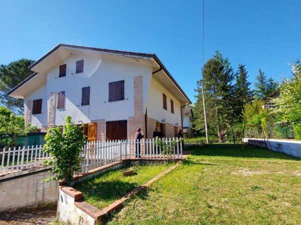 casa indipendente in vendita a Sarnano