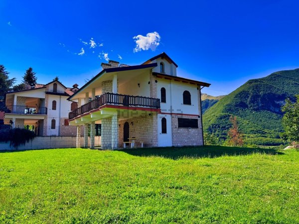 casa indipendente in vendita a Sarnano