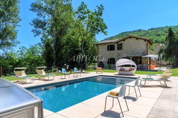 casa indipendente in vendita a Sarnano