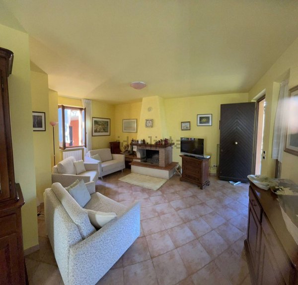 casa indipendente in vendita a Sarnano