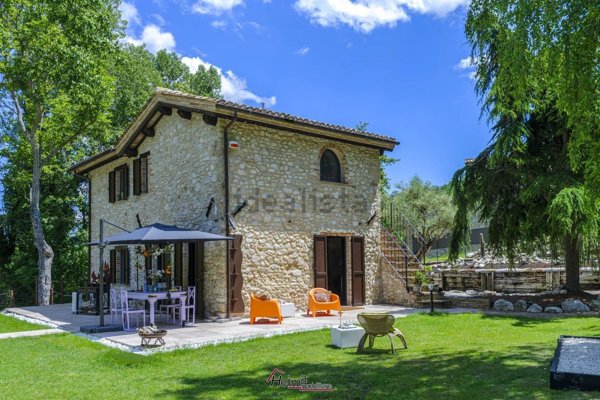 esavano in vendita a Sarnano