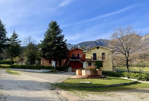 casa indipendente in vendita a Sarnano