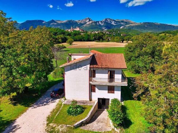 casa indipendente in vendita a Sarnano