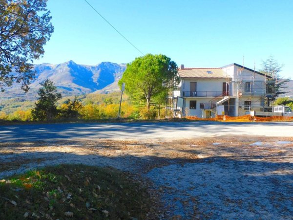 casa indipendente in vendita a Sarnano