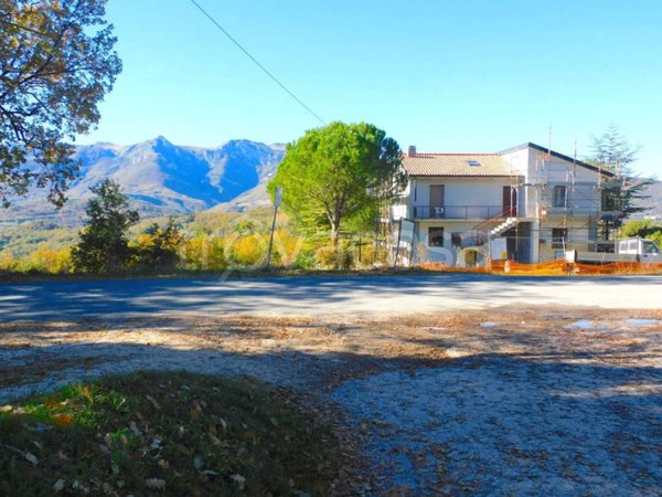 casa indipendente in vendita a Sarnano