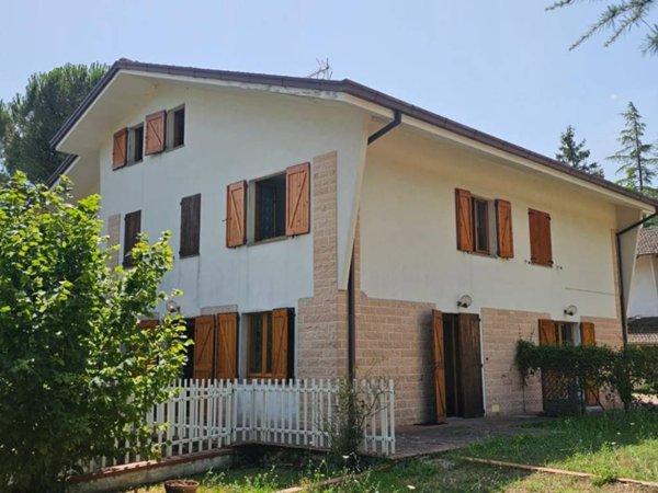 casa indipendente in vendita a Sarnano